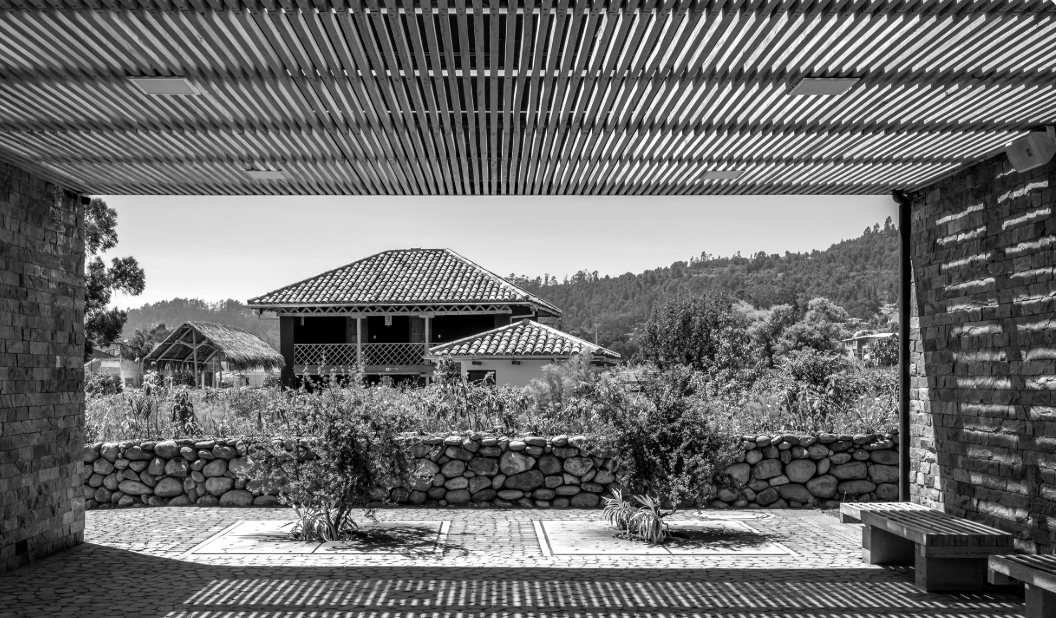 Jardín Botánico de Cuenca, vista desde una pérgola de madera hacia los jardines y las montañas